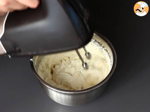 Pandoro brioche fylld med Nutellakräm och vaniljkräm i form av en julgran - Beredning steg 4