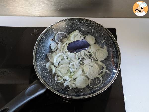 Lökomelett, det välsmakande och lättlagade receptet - Beredning steg 2