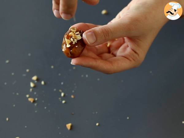 Hemmagjorda Snickers: dadlar, jordnötter och choklad - ett hälsosamt mellanmål utan tillsatt socker - Beredning steg 3