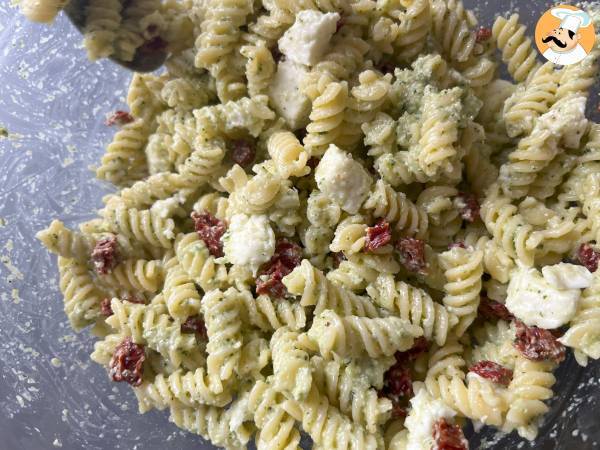 Kall pasta med zucchinipesto, buffelmozzarella och soltorkade tomater - Beredning steg 5