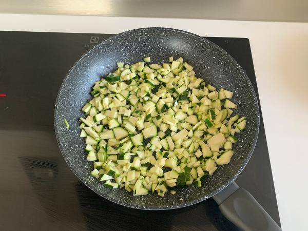 Krämig pasta med zucchini - ett välsmakande och snabbt recept - Beredning steg 2