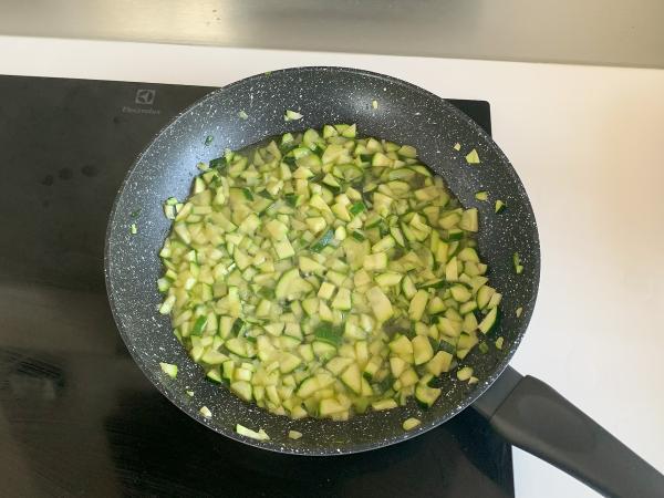 Krämig pasta med zucchini - ett välsmakande och snabbt recept - Beredning steg 3