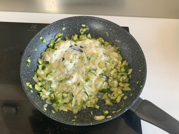 Krämig pasta med zucchini - ett välsmakande och snabbt recept - Beredning steg 4