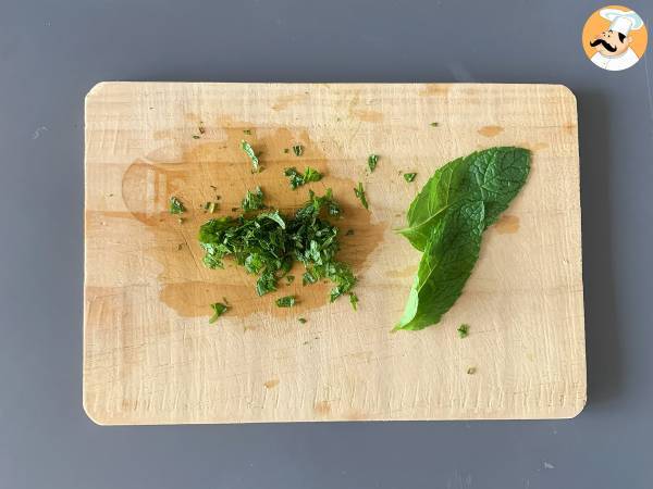 Yoghurtsås till sallader och köttbullar - Beredning steg 1