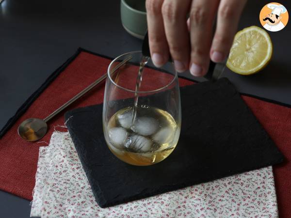 Spritz St-Germain med fläderblomslikör, den ultrafräscha cocktailen för sommaren - Beredning steg 2