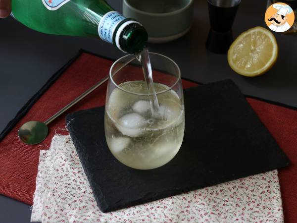 Spritz St-Germain med fläderblomslikör, den ultrafräscha cocktailen för sommaren - Beredning steg 4
