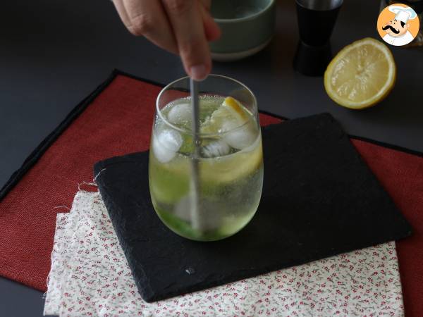 Spritz St-Germain med fläderblomslikör, den ultrafräscha cocktailen för sommaren - Beredning steg 6