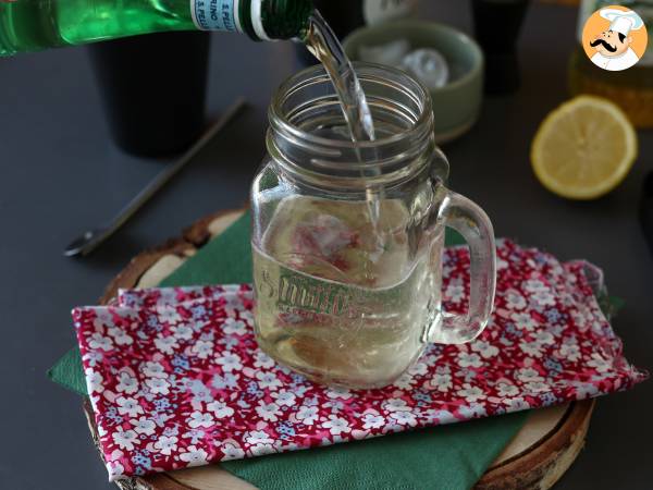 Hugo Spritz med flädersirap, en fräsch och söt cocktail - Beredning steg 2