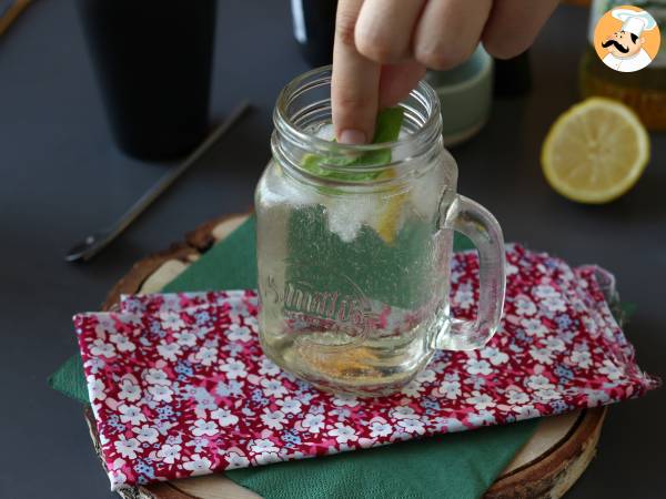 Hugo Spritz med flädersirap, en fräsch och söt cocktail - Beredning steg 4