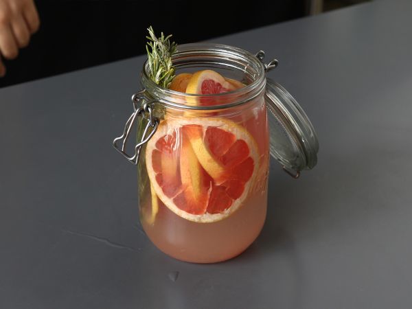 Vatten med smak av grapefrukt och rosmarin: en detoxdryck utan tillsatt socker - Beredning steg 3
