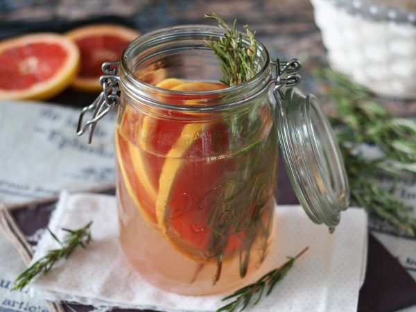 Vatten med smak av grapefrukt och rosmarin: en detoxdryck utan tillsatt socker - Beredning steg 4