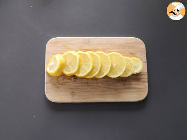 Vatten med smak av citron, basilika och hallon - Beredning steg 1
