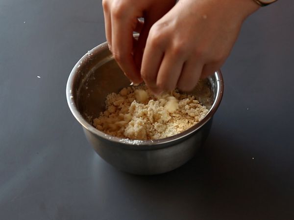 Vegetariska verrines: ärtsoppa, parmesancrumble och mascarponekräm - Beredning steg 1