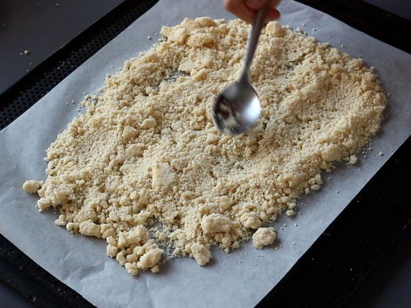 Vegetariska verrines: ärtsoppa, parmesancrumble och mascarponekräm - Beredning steg 2