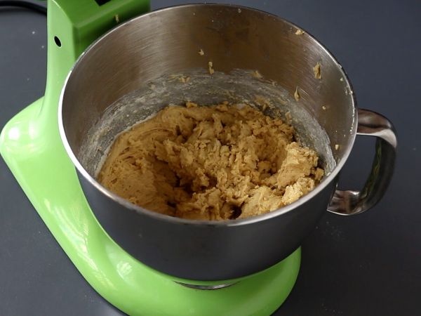XXL hasselnöts-, mjölkchoklad- och pralinkakor - Beredning steg 3