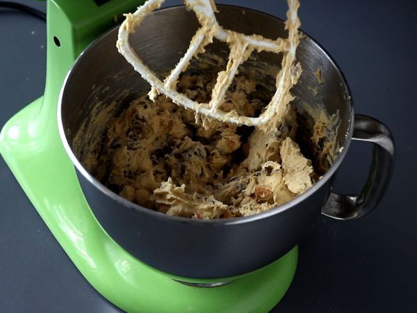 XXL hasselnöts-, mjölkchoklad- och pralinkakor - Beredning steg 4