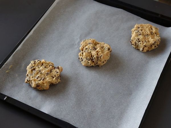 XXL hasselnöts-, mjölkchoklad- och pralinkakor - Beredning steg 5