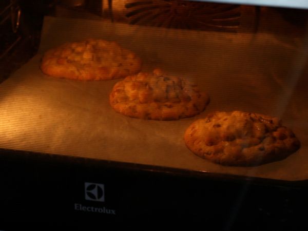 XXL hasselnöts-, mjölkchoklad- och pralinkakor - Beredning steg 6
