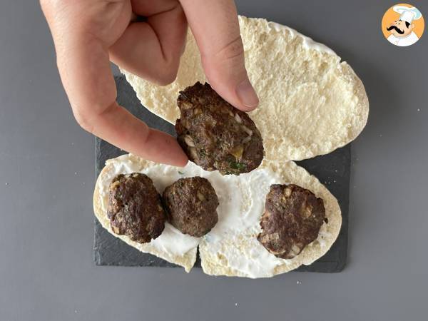 Köfte - de turkiska köttbullarna i bröd - Beredning steg 1