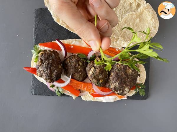 Köfte - de turkiska köttbullarna i bröd - Beredning steg 2
