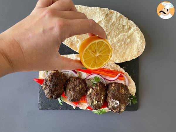 Köfte - de turkiska köttbullarna i bröd - Beredning steg 3
