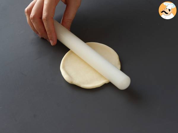 Pizzaliknande båtrullar fyllda med tomatsås, skinka och mozzarella - Beredning steg 1
