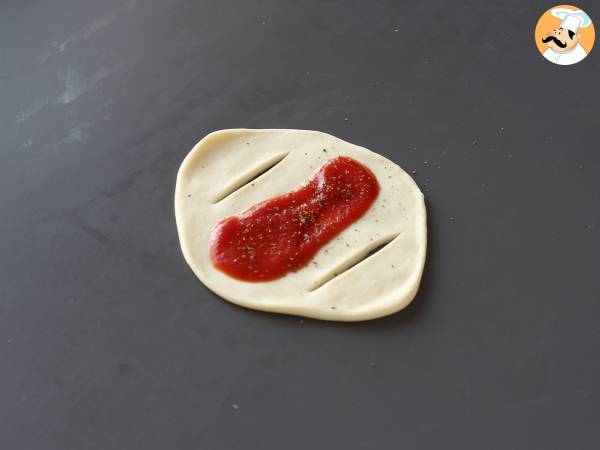 Pizzaliknande båtrullar fyllda med tomatsås, skinka och mozzarella - Beredning steg 3