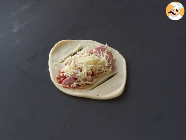 Pizzaliknande båtrullar fyllda med tomatsås, skinka och mozzarella - Beredning steg 4