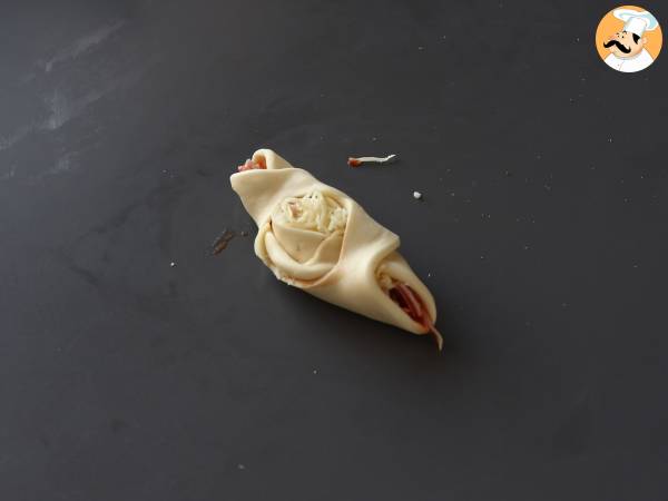 Pizzaliknande båtrullar fyllda med tomatsås, skinka och mozzarella - Beredning steg 5