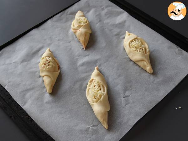 Pizzaliknande båtrullar fyllda med tomatsås, skinka och mozzarella - Beredning steg 6