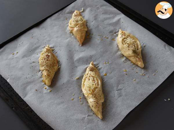 Pizzaliknande båtrullar fyllda med tomatsås, skinka och mozzarella - Beredning steg 7