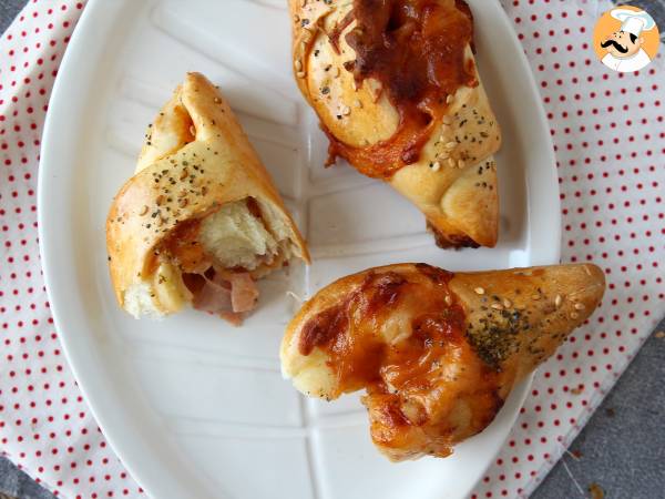 Pizzaliknande båtrullar fyllda med tomatsås, skinka och mozzarella - Beredning steg 8