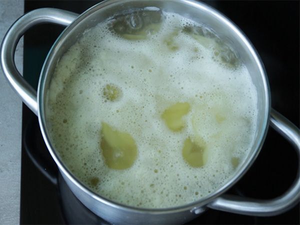 Små raclette-smakande tarteletter tatin i individuella portioner - Beredning steg 1