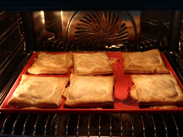 Små raclette-smakande tarteletter tatin i individuella portioner - Beredning steg 6