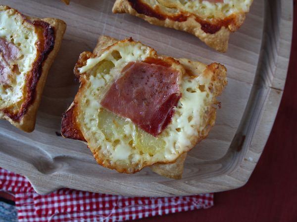 Små raclette-smakande tarteletter tatin i individuella portioner - Beredning steg 7