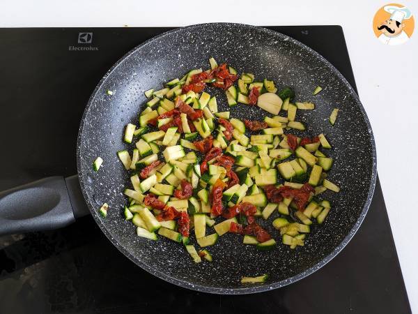 Pasta med zucchini och soltorkade tomater: en snabb och god rätt! - Beredning steg 1