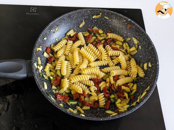 Pasta med zucchini och soltorkade tomater: en snabb och god rätt! - Beredning steg 2