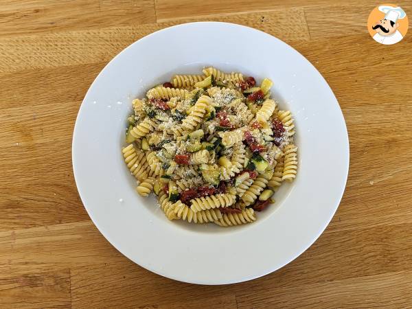 Pasta med zucchini och soltorkade tomater: en snabb och god rätt! - Beredning steg 3