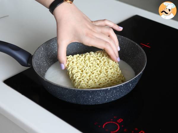 Hur man lagar Buldak-nudlar med carbonara-smak? Den bästa receptet! - Beredning steg 3