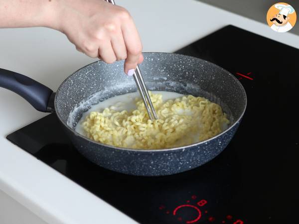 Hur man lagar Buldak-nudlar med carbonara-smak? Den bästa receptet! - Beredning steg 4
