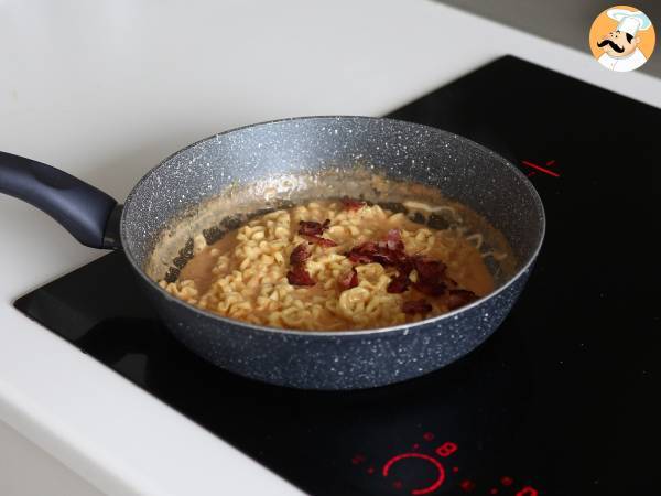 Hur man lagar Buldak-nudlar med carbonara-smak? Den bästa receptet! - Beredning steg 8