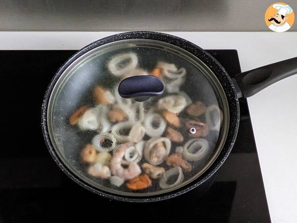 Pasta med frysta skaldjur - en välsmakande och snabb rätt - Beredning steg 1