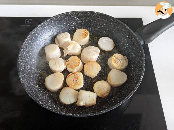 Pasta med pilgrimsmusslor, en elegant förrätt med skaldjur - Beredning steg 3