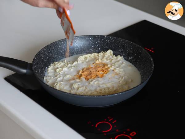 Hur man lagar Buldak med ostsmak? Snabbt och enkelt recept! - Beredning steg 4