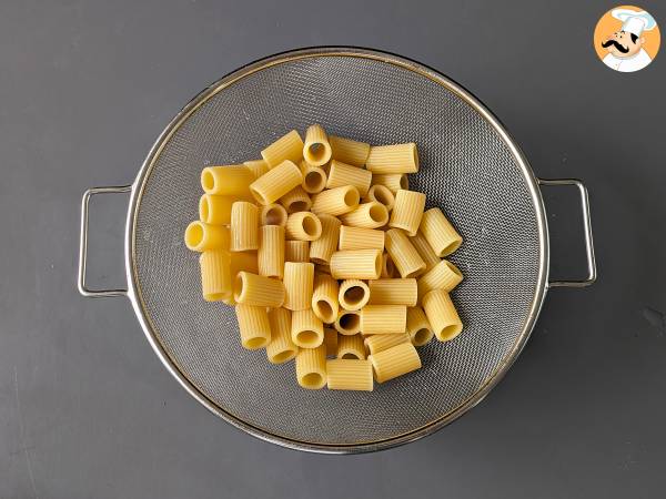 Kall pasta med avokadokräm, mandlar och körsbärstomater: vegetarisk och mycket god! - Beredning steg 1