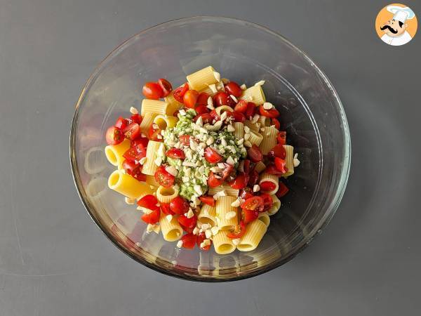 Kall pasta med avokadokräm, mandlar och körsbärstomater: vegetarisk och mycket god! - Beredning steg 5