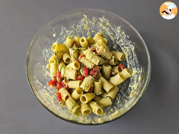 Kall pasta med avokadokräm, mandlar och körsbärstomater: vegetarisk och mycket god! - Beredning steg 6