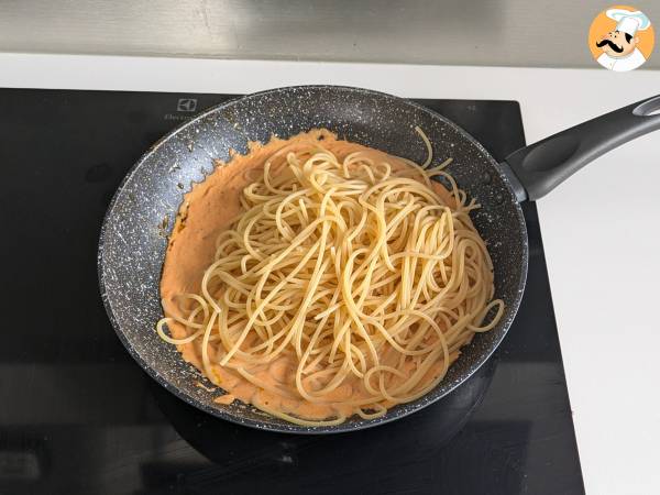 Krämig pasta med burrata och körsbärstomater - Beredning steg 6