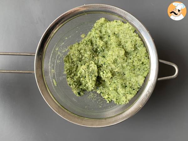 Friterade zucchinifritters med yoghurt och fetaostsås - Beredning steg 1