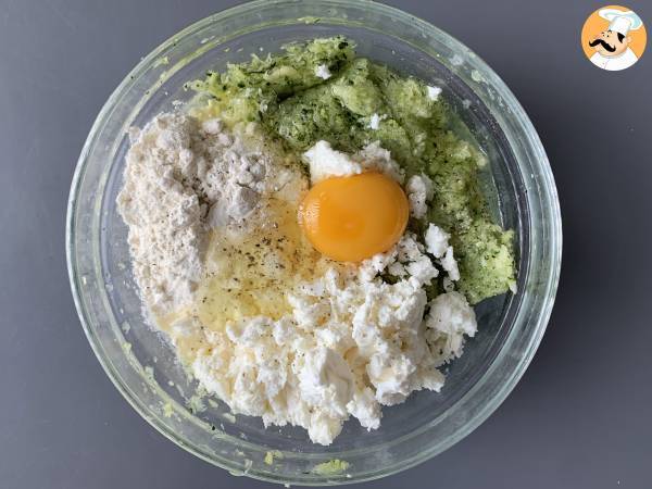 Friterade zucchinifritters med yoghurt och fetaostsås - Beredning steg 2